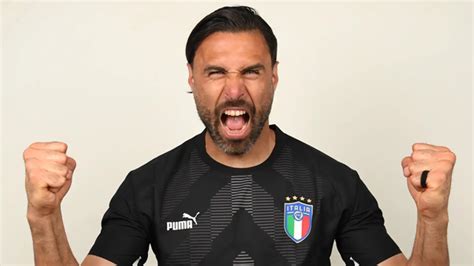 Salvatore Sirigu compie una parata