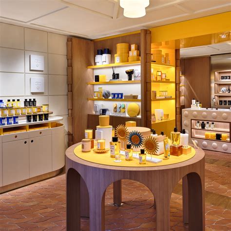 Interno di una elegante boutique Acqua di Parma con esposizione di profumi e prodotti