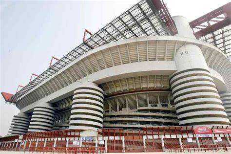 Vista esterna di San Siro con le torri