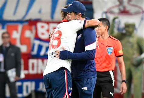 Alvaro Recoba celebra un gol