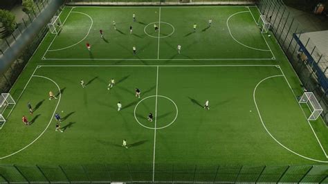 Campo da calcio durante una partita amatoriale