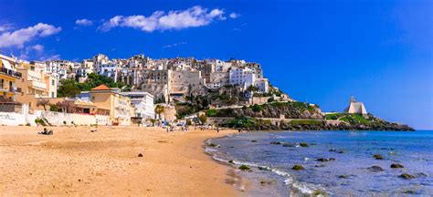 Panorama di Sperlonga con le sue spiagge bianche e le case a picco sul mare