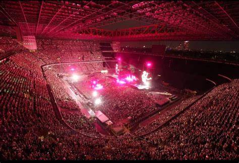 Pubblico di San Siro illuminato dai cellulari durante un concerto dei Muse