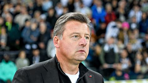 Kosta Runjaic durante una conferenza stampa