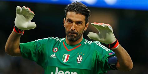 Gianluigi Buffon che abbraccia un arbitro