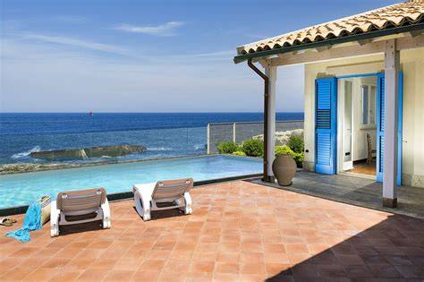 Giardino privato di una casa al mare con spazio per arredi outdoor