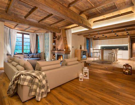 Interno di una casa in stato rustico con infissi in legno