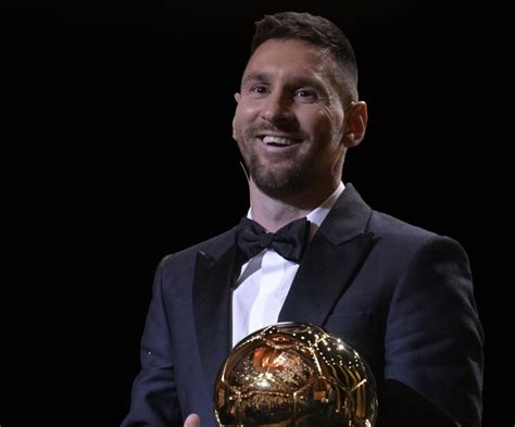 Lionel Messi che alza il Pallone d'Oro