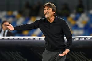 Antonio Conte che festeggia la vittoria della Premier League con il Chelsea