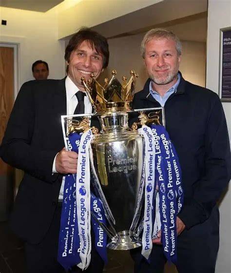 Antonio Conte mentre discute strategie con Roman Abramovich