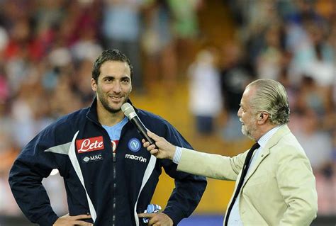 Gonzalo Higuain durante le visite mediche