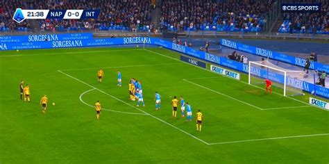 Reece James mentre calcia la punizione del vantaggio per il Chelsea