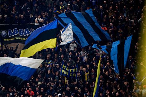 tifosi dell'Inter con striscioni