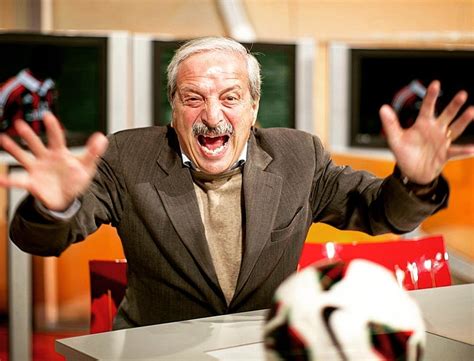 Tiziano Crudeli durante una telecronaca