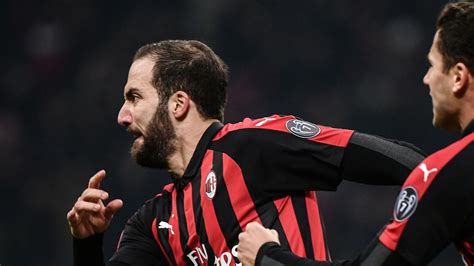 Gonzalo Higuain esulta dopo un gol