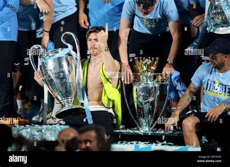 Jack Grealish che canta durante i festeggiamenti del Manchester City