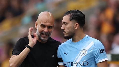 Pep Guardiola che parla con i giocatori del Manchester City