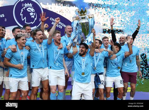 I giocatori del Manchester City che festeggiano con la coppa
