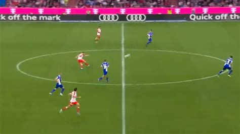 Harry Kane che segna un gol da centrocampo