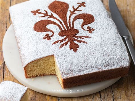 Schiacciata fiorentina decorata con giglio di cacao