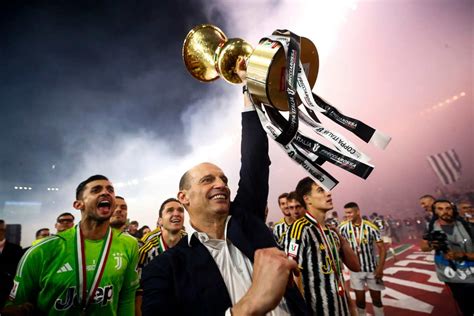Massimiliano Allegri con la Coppa Italia