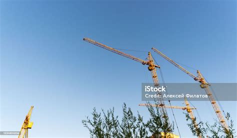 Immagine di una villa in costruzione con gru e impalcature