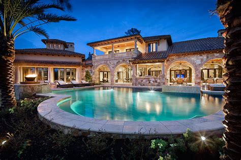 Vista aerea di un'isola privata con ville di lusso e spiaggia bianca