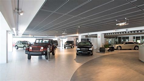 Interno di uno showroom Autorama con diverse auto in esposizione