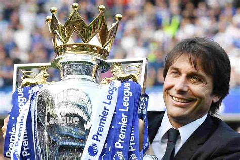 Antonio Conte celebra la vittoria della Premier League con il Chelsea