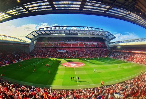 Stadio Anfield durante una partita del Liverpool