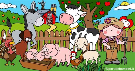 Bambini che interagiscono con animali in una fattoria didattica