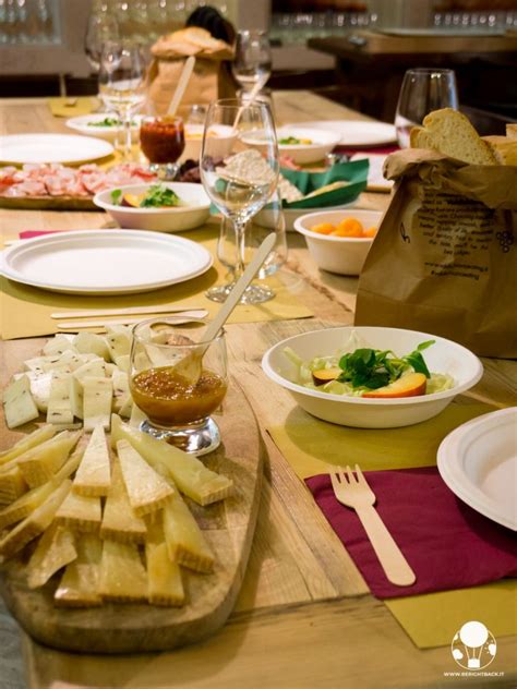 Tavola apparecchiata con prodotti tipici laziali