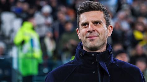 Thiago Motta che parla a studenti universitari