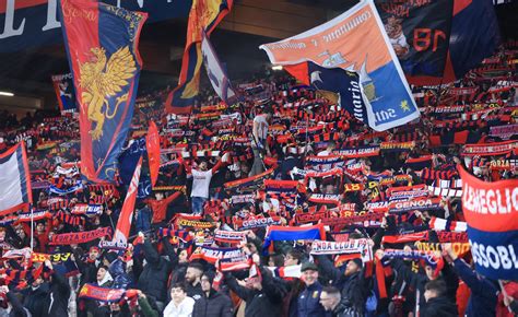 Immagine di tifosi del Genoa con sciarpe e bandiere