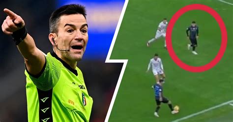 Gesto dell'arbitro per il fuorigioco