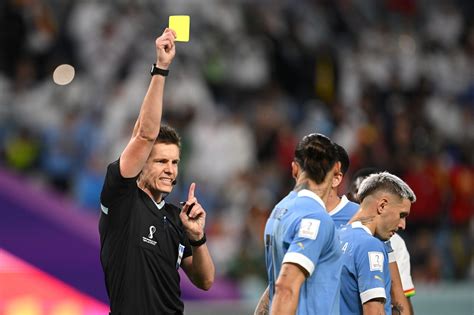 Arbitro che indica il dischetto del rigore