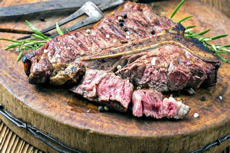 Immagine di una bistecca fiorentina perfetta sulla griglia
