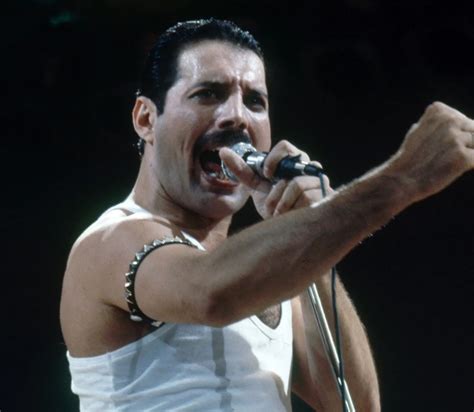 Freddie Mercury che canta We Are The Champions