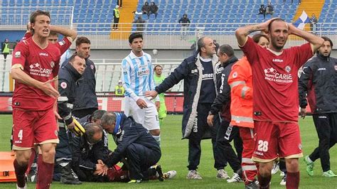 Piermario Morosini cade a terra durante la partita Pescara-Livorno