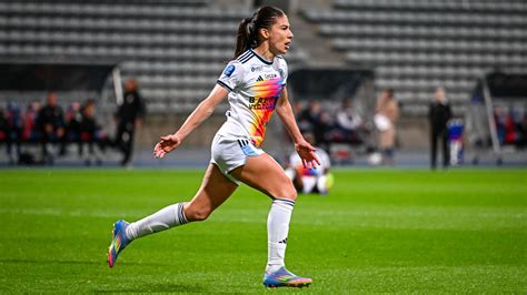 Calciatrice Clara Mateo in azione