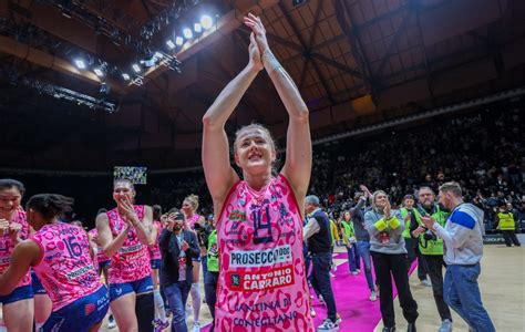 Squadra A. Carraro Imoco Conegliano festeggia la vittoria