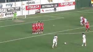 Nicola Sansone che segna su punizione