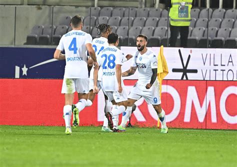 Francesco Caputo che mostra il messaggio dopo il gol