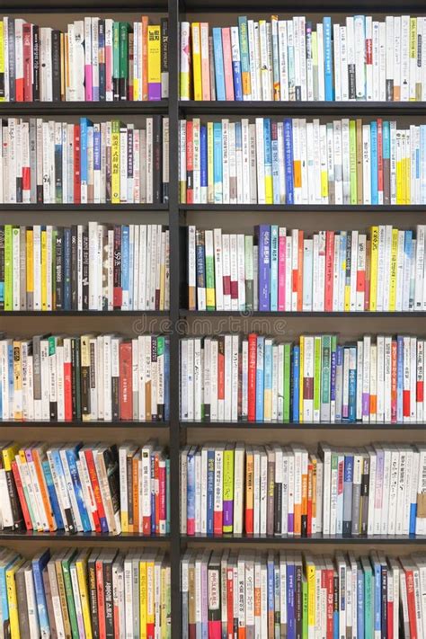 Interno di una libreria per bambini con scaffali pieni di libri