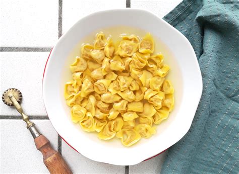 Piatto di tortellini fatti in casa