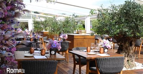 Pergolato esterno di un ristorante immerso nel verde