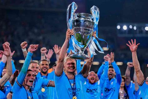 Immagine della tifoseria del Manchester City in festa