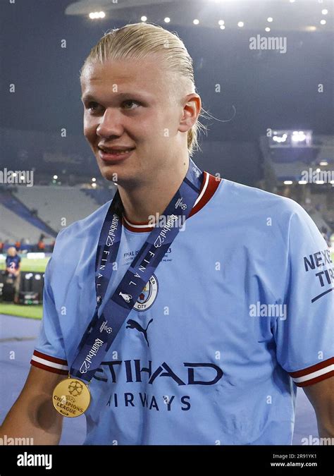 Foto di Erling Haaland con la medaglia da campione