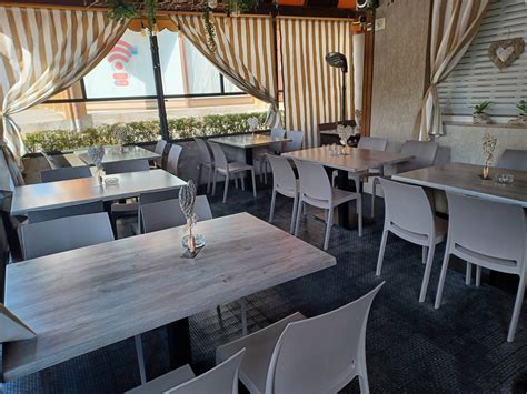 Interno del ristorante Nuova Fiorentina con tavoli e arredamento rustico