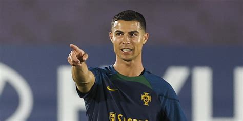 Cristiano Ronaldo che indica il logo dell'Al-Nassr